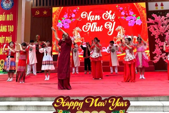 Trường học ở Hà Nội tặng chữ, bốc quẻ, mừng tuổi đón học sinh trở lại trường