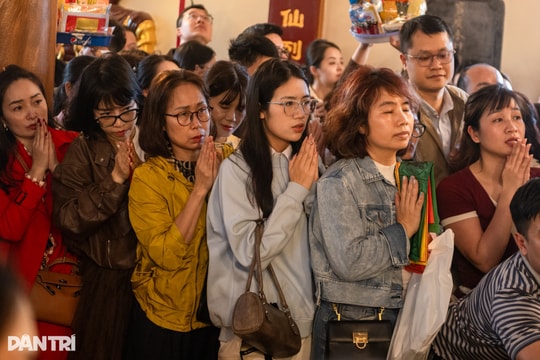 Hàng nghìn người đổ về Phủ Tây Hồ trong ngày đi làm đầu năm