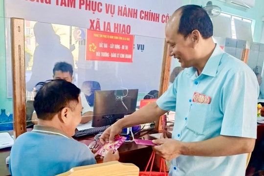 Đi làm thủ tục sau Tết, người dân bất ngờ nhận lì xì từ lãnh đạo xã