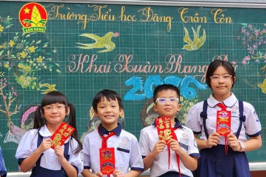 Trường học ở TPHCM lì xì học trò, phụ huynh ngày đầu năm