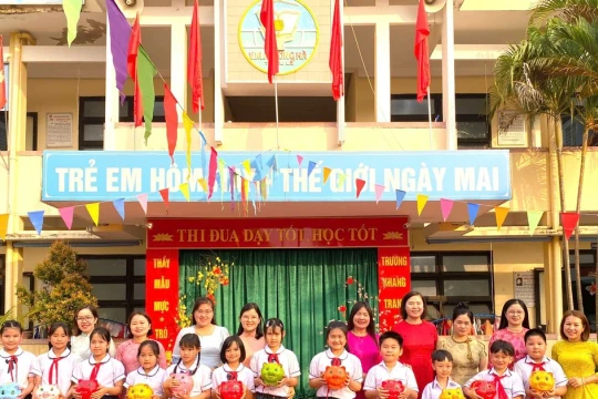 Học sinh ở Quảng Trị dành tiền 'lì xì' Tết nuôi heo đất để giúp bạn nghèo