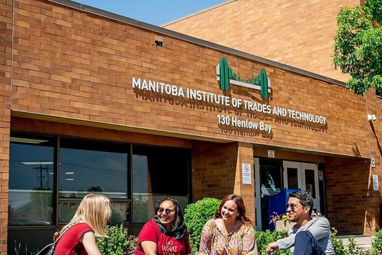 Trường công đóng cửa vì chính sách du học của Canada