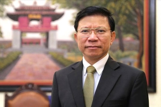 Giáo sư Hoàng Anh Tuấn được trao tặng Huân chương Cành cọ Hàn lâm