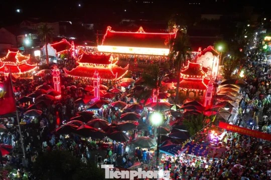 Hàng vạn người 'mua may, bán rủi' xuyên đêm tại phiên chợ lớn nhất Bắc Bộ