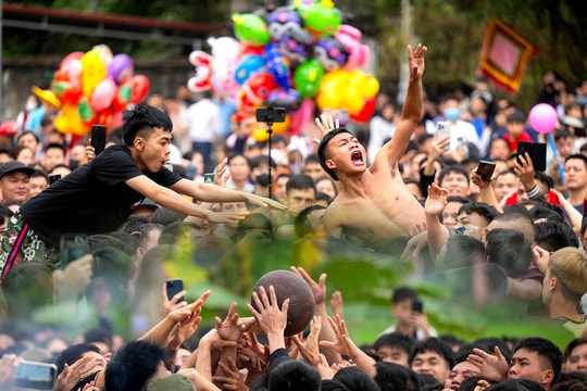 Hàng trăm thanh niên trai tráng lao vào tranh phết Hiền Quan cầu may, khung cảnh đông nghẹt khiến ai nhìn cũng “nín thở”