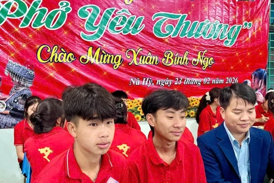 Phở yêu thương giữ chân học sinh vùng cao ngày đầu xuân