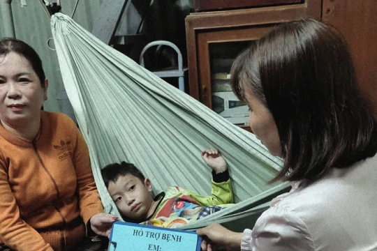 Qua kết nối của Báo GD&TĐ, nam sinh mắc bệnh viêm cầu thận nhận hỗ trợ hơn 65 triệu đồng