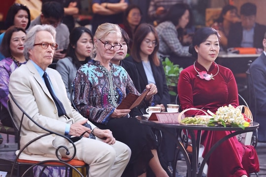 Phu nhân Tổng Bí thư và Công tước xứ Richmond chiêm ngưỡng bảo vật quốc gia