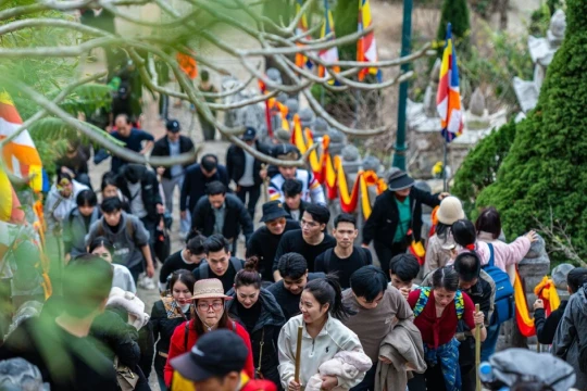 Du xuân tâm linh: Giữ ranh giới giữa đức tin và thương mại