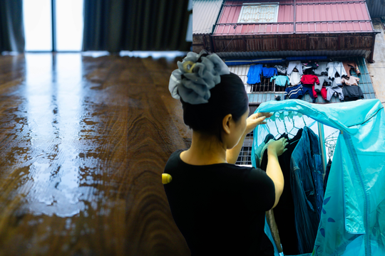 Nỗi ám ảnh "nồm ẩm" quay lại, người dân Hà Nội "khóc ròng": Nhà cửa "đổ mồ hôi", quần áo phơi 3 ngày không khô, sàn trơn như bẫy trượt