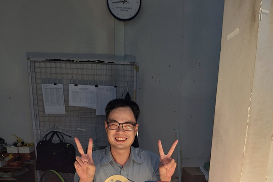 Thầy giáo hoá thân thành thần Zeus, loạt học sinh xin làm "xác ướp"