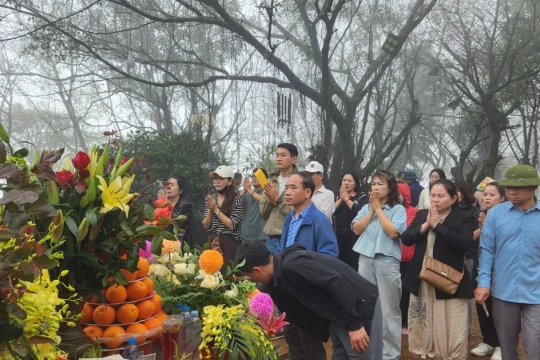 Hàng nghìn người đổ về Am Tiên ngày 'mở cổng trời'