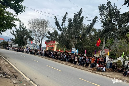 Xúc động cảnh hàng nghìn học sinh nghiêng mình tiễn biệt thầy hiệu trưởng