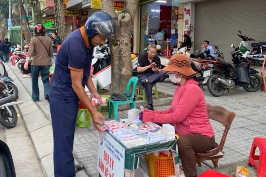 Giá vàng tăng cao, người dân mua vé số 'cầu lộc' ngày vía Thần Tài