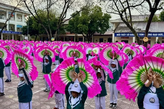 Đưa nghệ thuật xòe Thái vào trường học: Trao truyền di sản từ vòng tay học trò