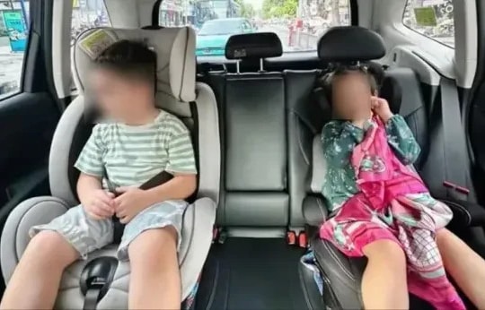 Người lớn ngồi ghế phụ ô tô có được ôm trẻ em ngồi cùng không? Cục CSGT giải đáp