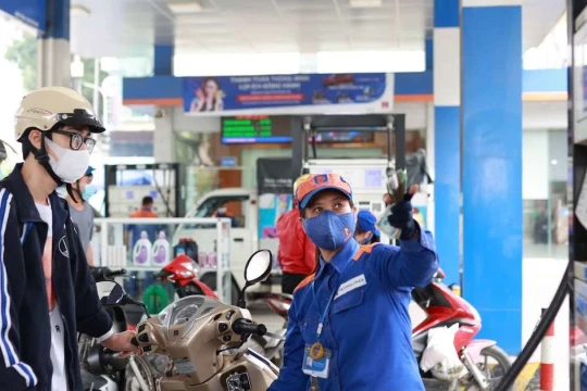 Giá xăng dầu đồng loạt tăng mạnh