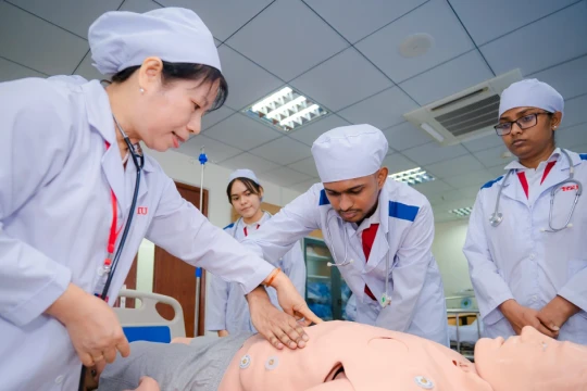 Đào tạo y khoa không chỉ trong giảng đường