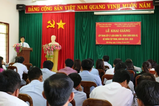 Mức hưởng phụ cấp ưu đãi của giảng viên dạy môn Giáo dục chính trị?