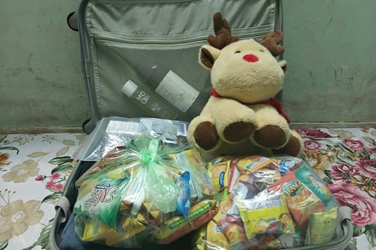 Trở lại TPHCM sau Tết, sinh viên ứa nước mắt khi mở vali