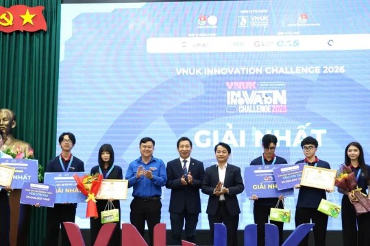 Khẩu trang chống mờ cho người đeo kính đạt giải Nhất Thách thức Đổi mới sáng tạo