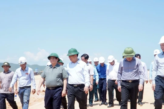 Thủ tướng Phạm Minh Chính kiểm tra dự án đường cất hạ cánh số 2 sân bay Phù Cát