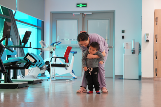 Bệnh viện từng trả về, bé trai sống thực vật đi lại được sau 3 tháng