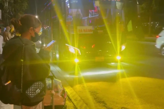 Công an Đà Nẵng xử lý xe khách 38 chỗ 'nhồi nhét' 53 người