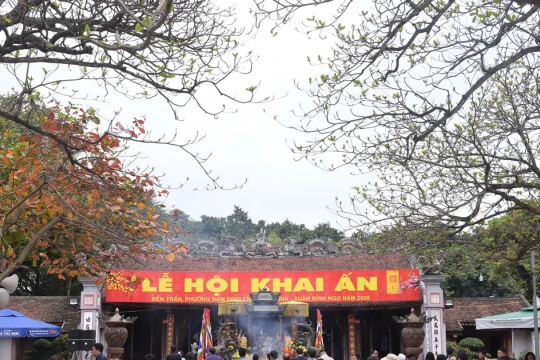 Dòng người đổ về Đền Trần trước giờ khai ấn