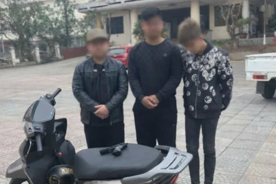 Ba nam sinh lớp 11 dùng súng bắn đạn nhựa vào người đi đường