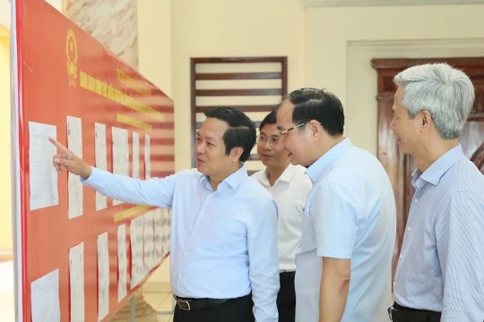 Chủ tịch tỉnh Hưng Yên kiểm tra công tác chuẩn bị bầu cử