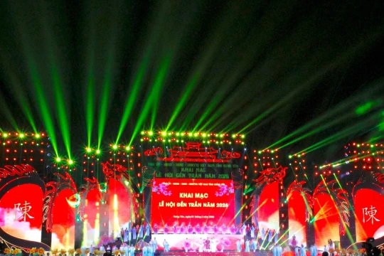 Hàng vạn du khách đổ về Đền Trần Hưng Yên đêm khai hội