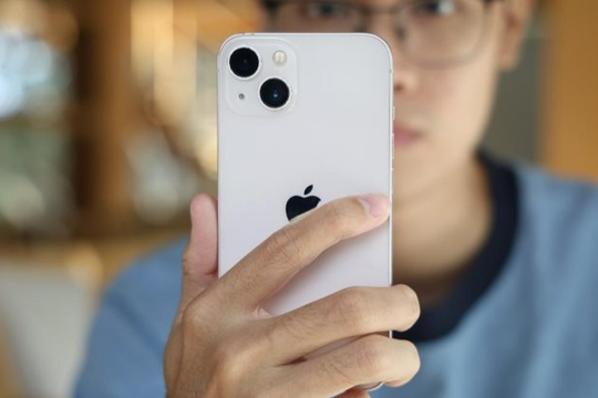 iPhone 13 thường còn đáng dùng không? Xem ngay bảng giá iPhone mới