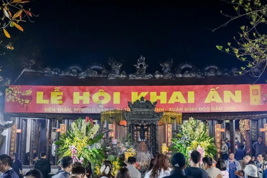 Người dân thức trắng đêm, đội mưa chờ xin ấn Đền Trần