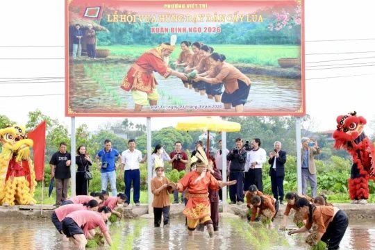 Tái hiện Lễ hội Vua Hùng dạy dân cấy lúa ở Phú Thọ