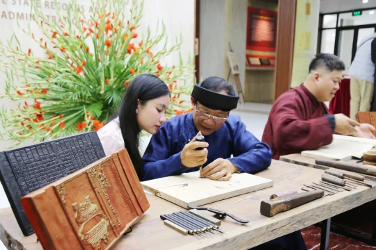 Học sinh hào hứng in dập mộc bản dịp Tết Nguyên tiêu