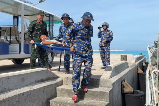 Cấp cứu ngư dân gặp nạn ở Trường Sa