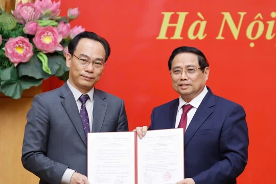 Thủ tướng trao Quyết định giao Quyền Bộ trưởng Bộ GD&ĐT cho PGS.TS Hoàng Minh Sơn