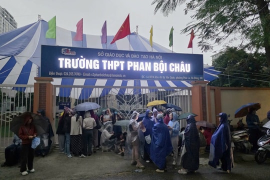 Phụ huynh đội mưa, xếp hàng từ 1h đặt chỗ lớp 10 cho con