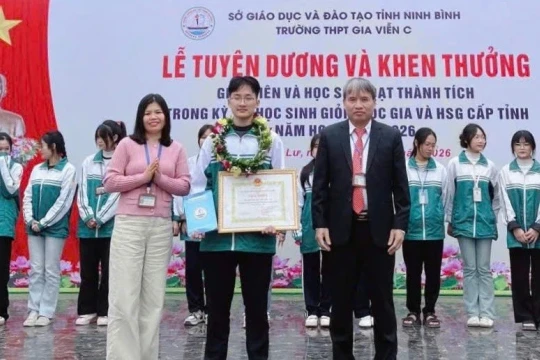 Hai hành trình, một tinh thần tự học bền bỉ