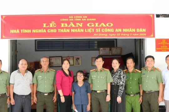 Bàn giao nhà tình nghĩa cho thân nhân liệt sĩ Công an nhân dân tại An Giang