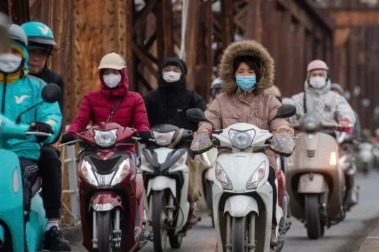 Không khí lạnh khiến nhiệt độ miền Bắc giảm 3-7 độ C, gây mưa to và dông