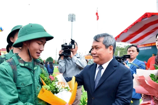 Chủ tịch Hà Nội động viên tân binh lên đường nhập ngũ