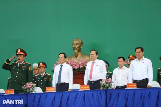Chủ tịch Quốc hội dự lễ giao, nhận quân ở TPHCM