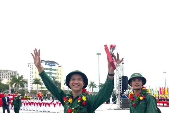 Hàng nghìn thanh niên miền Trung hăng hái tòng quân