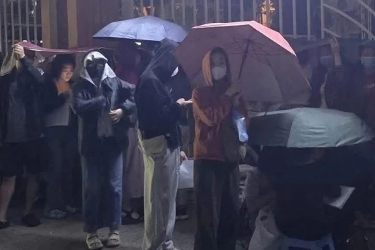 Giải mã "cơn sốt" đội mưa xuyên đêm chờ đăng ký cho con vào lớp 10