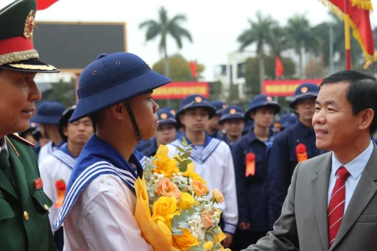 Hơn 2.100 thanh niên Quảng Trị lên đường 'tòng quân'
