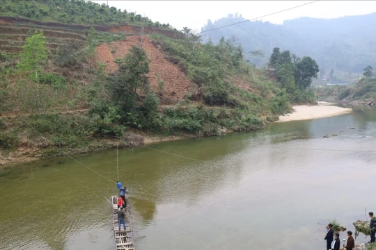 Tuyên Quang xây cầu treo, chấm dứt việc học sinh phải đi bè qua suối đến trường