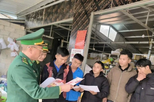 'Tiếng loa Biên phòng' tuyên truyền bầu cử đến từng nhà nơi biên cương Tổ quốc