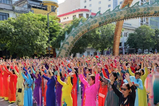 3.000 người đồng diễn áo dài tại phố đi bộ Nguyễn Huệ dịp 8/3